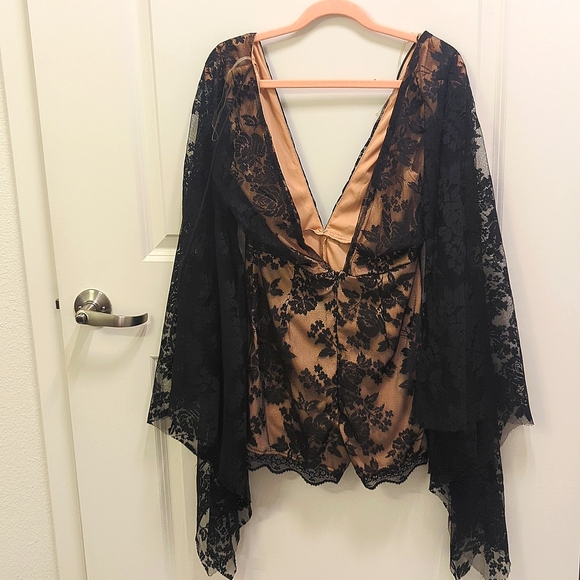 Focal Point Lace Kimono Sleeve Romper (S) - Picture 2 of 7